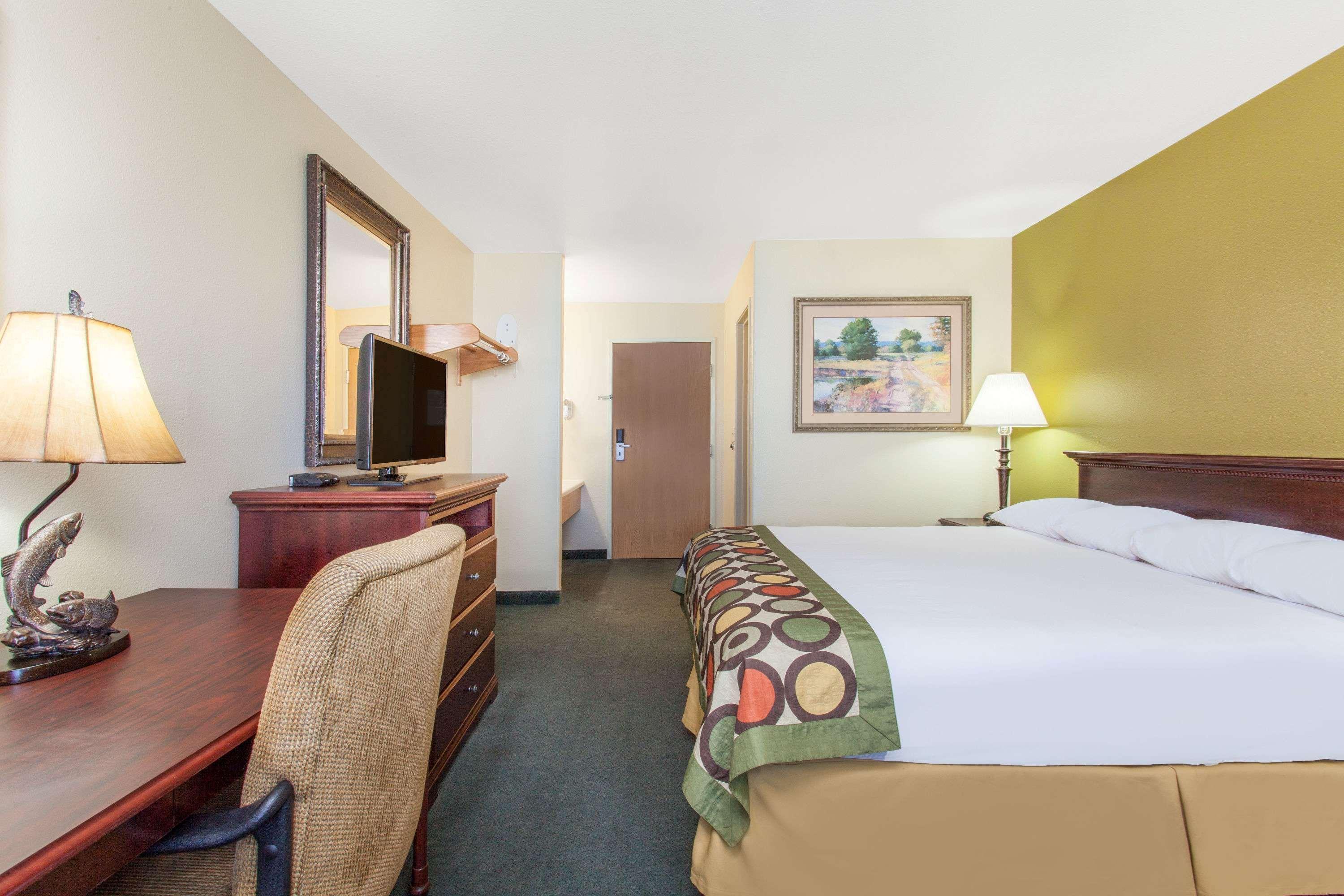 Super 8 By Wyndham Mccall Exterior photo